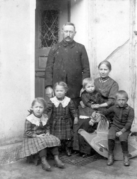 Erster Prediger in Rechtenbach: Karl Trippler mit Familie